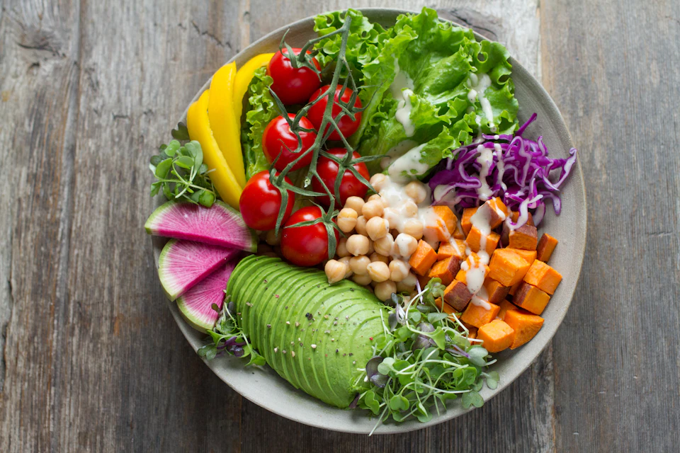 Salade colorée et légumes frais, photographie d’ambiance